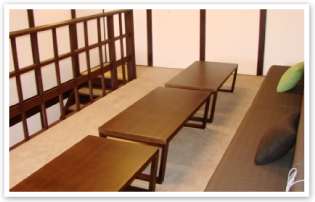 一階はテレビ、二階はソファーとテーブルがあります。